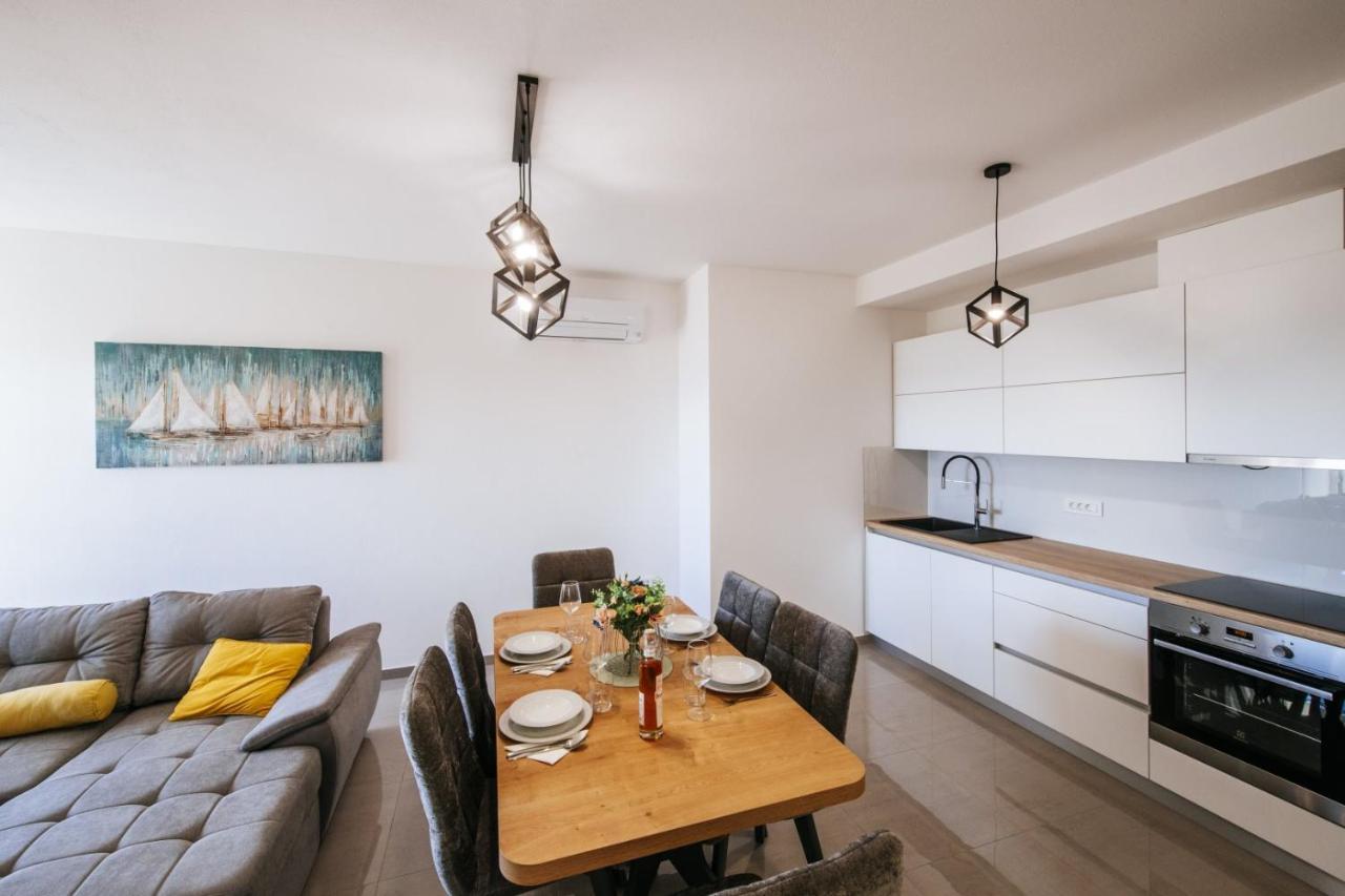 Crowonder Sun Dance Apartments With Heated Swimming Pool Seaview And Garden Sveti Filip i Jakov Zewnętrze zdjęcie