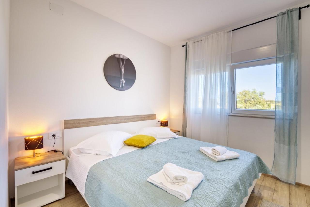 Crowonder Sun Dance Apartments With Heated Swimming Pool Seaview And Garden Sveti Filip i Jakov Zewnętrze zdjęcie