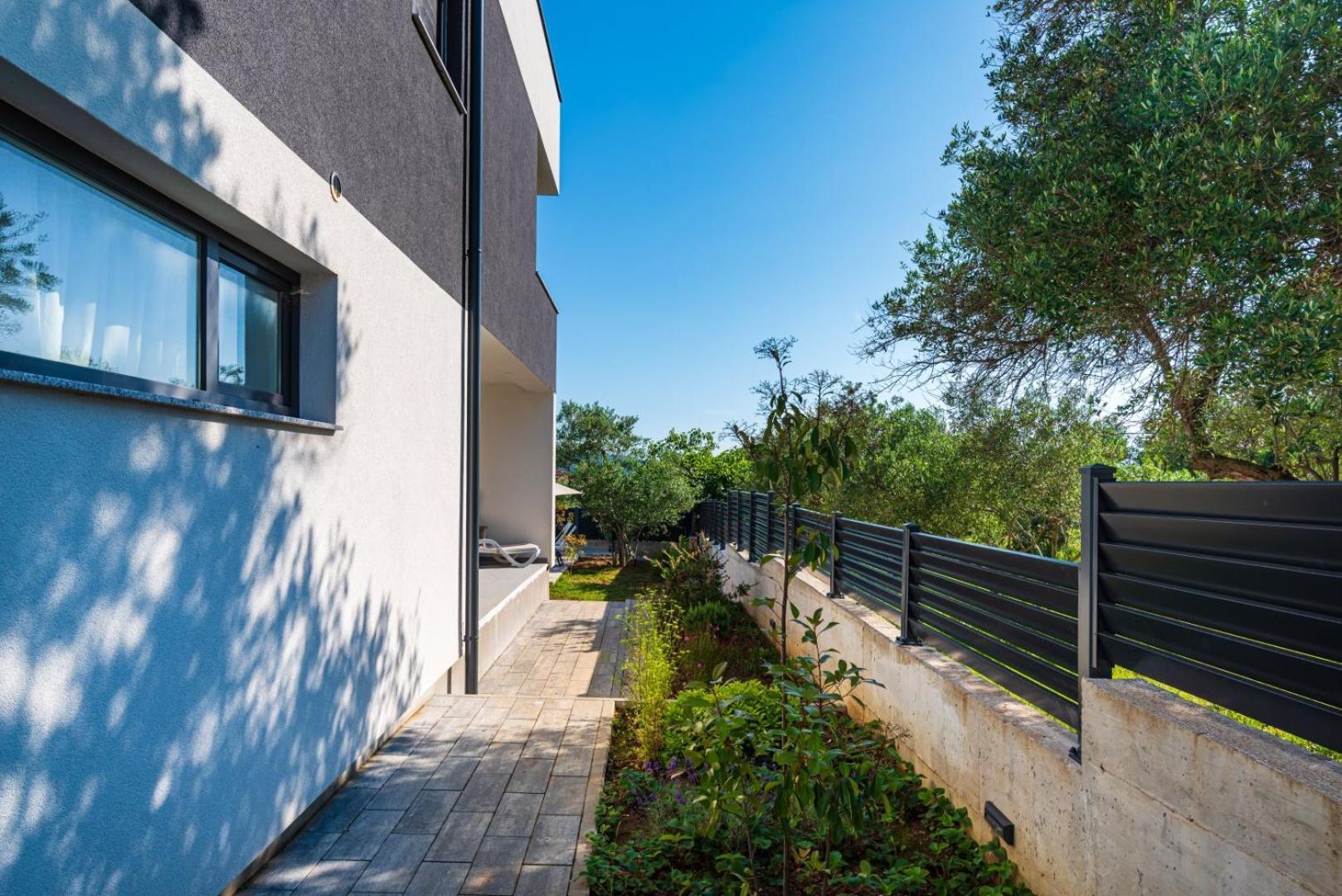 Crowonder Sun Dance Apartments With Heated Swimming Pool Seaview And Garden Sveti Filip i Jakov Zewnętrze zdjęcie